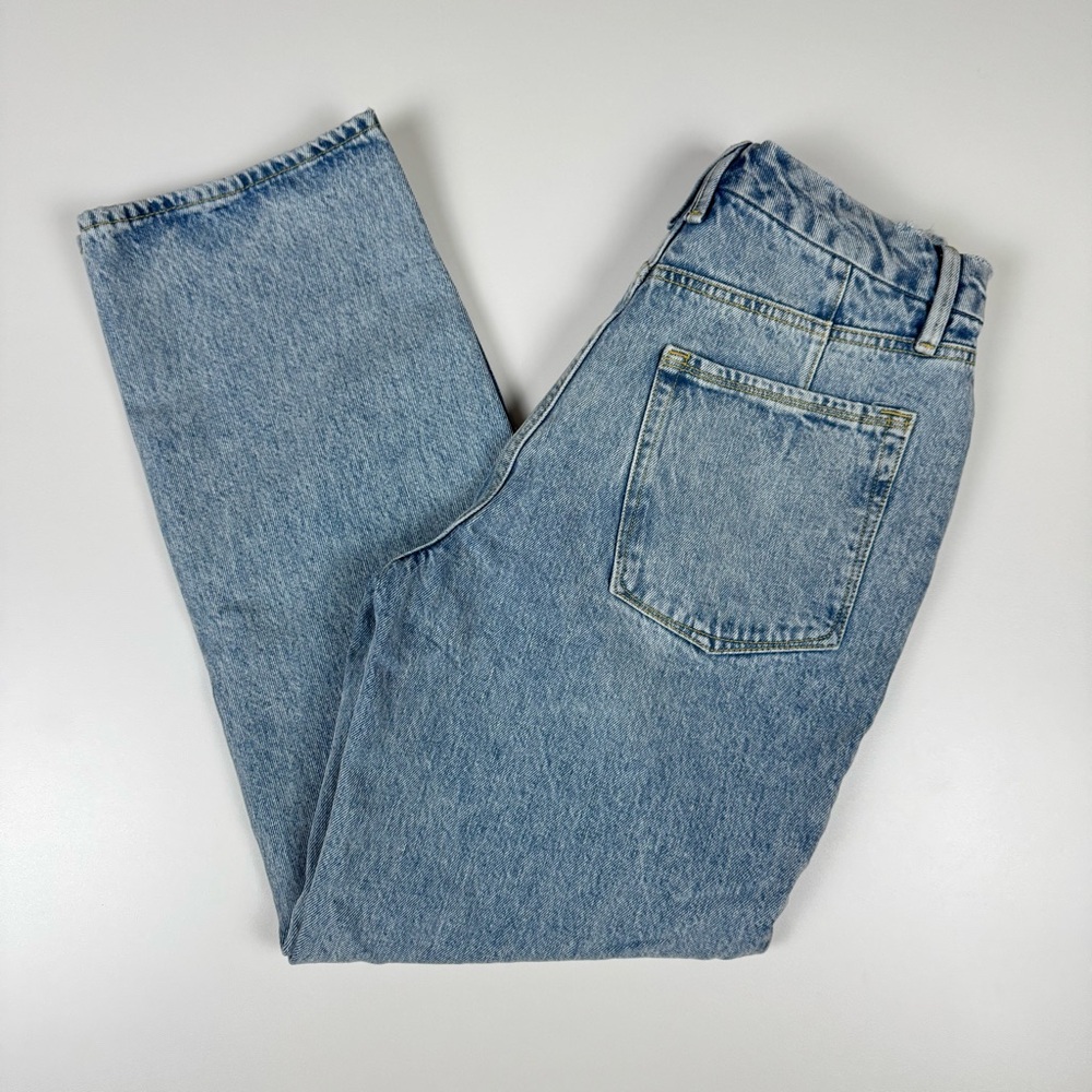 Good American Straight Leg Jeans in Light Blue Wash